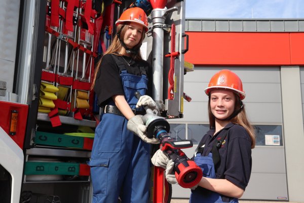 Auch schweres Gerät ist kein Problem. Für Lena Winkler (l.) und Selina Hoffmann sind darin geübt, mit der Technik (hier ein B-Hohlstrahlrohr) umzugehen. Foto: Knut Dinter - © Knut Dinter