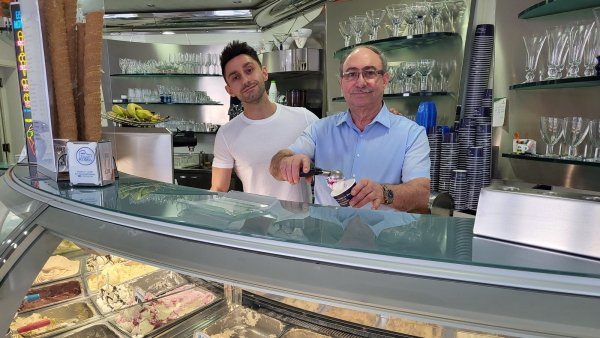 Dennis und sein Vater Toni Le Rose stehen in ihrem Eiscafé Roma in der Begastraße 6 in Schötmar und freuen sich über die positive Resonanz. - © Freya Köhring