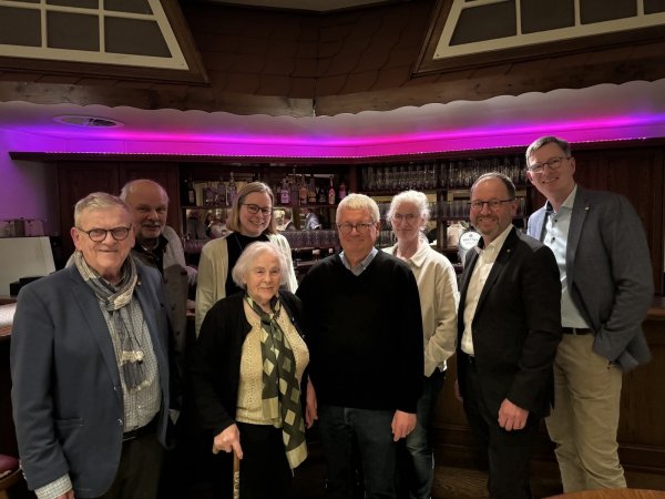 Veranstalter und Mitwirkende der Erzählwerkstatt „Kneipenkultur“ am Tresen in den Humfelder Reiterstuben: Fritz Brakemeier, Friedo Petig, Dr. Sonja Girod (VHS Detmold-Lemgo), Wirtin Margarete Szameitat, Kurator Jürgen
Scheffler, Christiane Cantauw (Landschaftsverband Westfalen-Lippe), Landesverbandsvorsteher Jörg Düning-Gast und Jochen Brunsiek (Kulturstellwerk Nordlippe, von links). - © Kulturstellwerk Nordlippe
