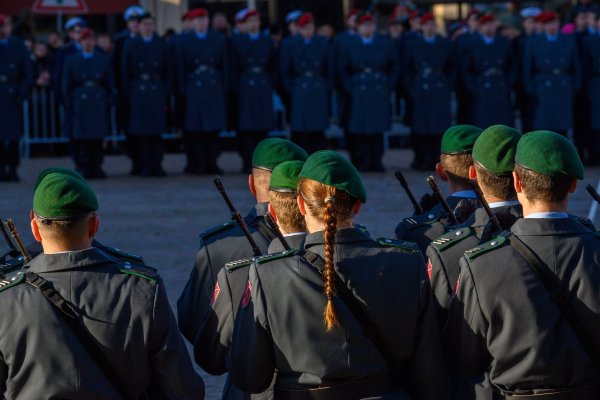 Die Bundeswehr soll mit viel Geld gestärkt werden. Sollte auch die Wehrpflicht wieder reaktiviert werden? Unionspolitiker machen Druck, Verteidigungsminister Boris Pistorius (SPD) wiegelt ab. - © Klaus-Dietmar Gabbert/dpa