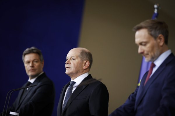 Die Bundesregierung um Robert Habeck (v. l.), Olaf Scholz und Christian Lindner steht vor dem Aus. - © picture alliance / photothek