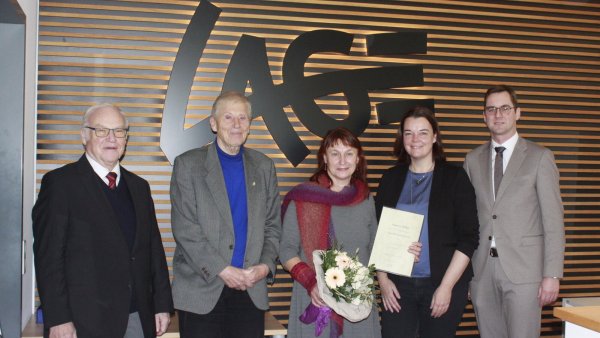 Im Rahmen einer kleinen Feierstunde erhielt Margarete Wißmann (Mitte) den August-Kluckhohn-Preis von den Stiftungsmitgliedern (von links) Helmut Biere, Dr. Rudolf Hüls sowie Constanze Bartiromo und Bürgermeister Matthias Kalkreuter. - © Juliana Szabo