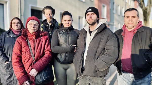 Mieter der betroffenen Wohnungen in der LEG-Siedlung in Gellershagen (v.l.): Stefanie Bendschus, Evelyn König, Florian schneider, Gina Hotz, Marvin Krönke und Ingo Kurthning. - © Stefan Becker
