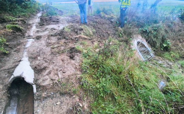 Der neue Vorfluter, der das Regenwasser der um die Umgehungsstraße liegenden Häuser aufnehmen soll, wurde nicht richtig an den Kanal angeschlossen. - © Stadt Barntrup