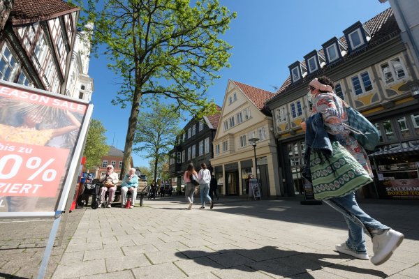 Auch der Abschnitt der Langen Straße zwischen Wiese und dem Marktplatz steht zur Sanierung an. Es gibt drei Umbau-Bereiche, die nacheinander an die Reihe kommen werden – dieser sowie der zwischen dem Hornschen Tor und Wiese sowie der Abschnitt zwischen der Rosental-Galerie und dem Markplatz. - © Sven Koch