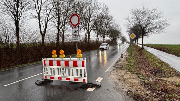 Die Schötmarsche Straße (hier die Sperre in Höhe der Straße Mühlenbrink) ist in Fahrtrichtung Lockhausen gesperrt. Und das wird drei weitere Monate so bleiben. - © Thomas Reineke
