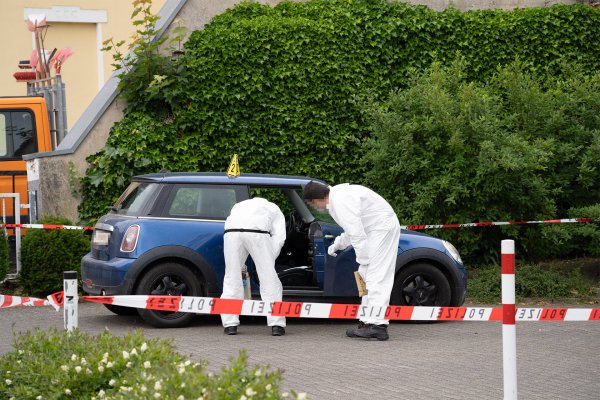 Ermittler an einem zweiten Fahrzeug auf dem Parkplatz an der Neuapostolischen Kirche. - © Freitag Medien Gruppe/Stock