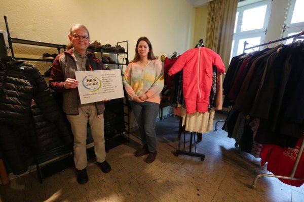 Pfarrer Matthias Zizelmann und Linda Brandau stehen in der Kleiderkammer im Gemeindehaus in Horn. Sie soll renoviert werden und dann im Rahmen des Projekts Chribal für eine breitere Nutzergruppe zugänglich gemacht werden. - © Jost Wolf