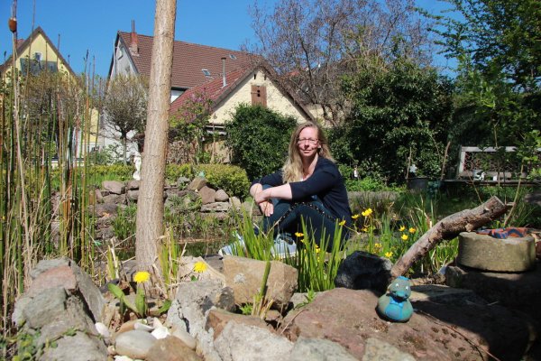 Im lang gestreckten Garten hinter ihrem Haus in der Altstadt schöpft Christiane Thiel Kraft für den Wahlkampf. Im Sommer geht es auch bis zum Abkühlen in den Teich. - © Katrin Kantelberg
