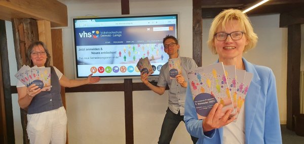 Stellen das VHS-Programm vor: Dorothee Pieper, Mario Hildebrandt und VHS-Leiterin Claudia Biehahn. - © VHS Detmold-Lemgo