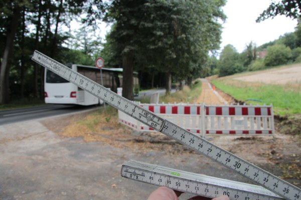 Zwischen "Am Kalkofen" und "Huxol" wird der Radweg entlang der B238 weiter gebaut - mit einer Breite von 2,25 Meter plus je 50 Zentimeter Bankette rechts und links. Zu schmal, sagt Friedhelm Jasper. Das Landesverkehrsministerium hingegen argumentiert, der vorhandene Radwege habe diese Breite, der Lückenschluss dürfe nicht breiter werden. - © Carolin Brokmann-Förster