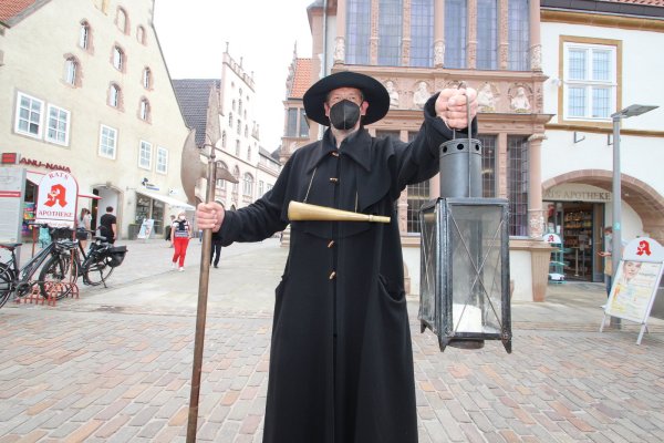 Vorsicht an den Hauswänden! Werner Kuloge geht wieder als Nachtwächter auf Tour - jetzt mit schwarzer Maske. - © Jens Rademacher