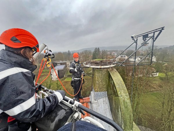An dem Storchen-Nistplatz hoch über Lemgo-Brake ist jetzt das Gestell für eine Profi-Filmkamera überholt worden. - © Robin Jähne