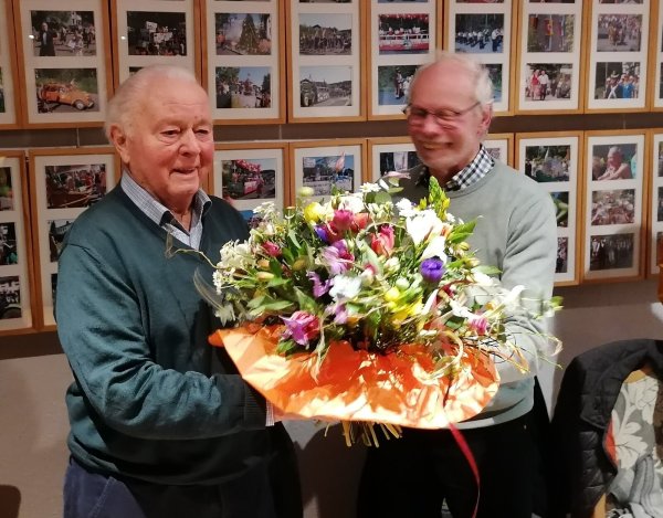 Der neue Vorsitzende Dr. Bernd Gröger (rechts) dankt dem scheidenden Vorsitzenden Gerd Engstfeld mit einem Blumenstrauß. - © Werner Zahn