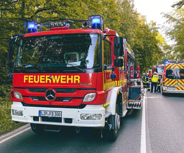 Die Besatzung eines zufällig vorbeifahrenden Krankentransports übernahm die Erstversorgung, bis Feuerwehr sowie Rettungsdienst und Notarzt eintrafen. - © Feuerwehr Detmold