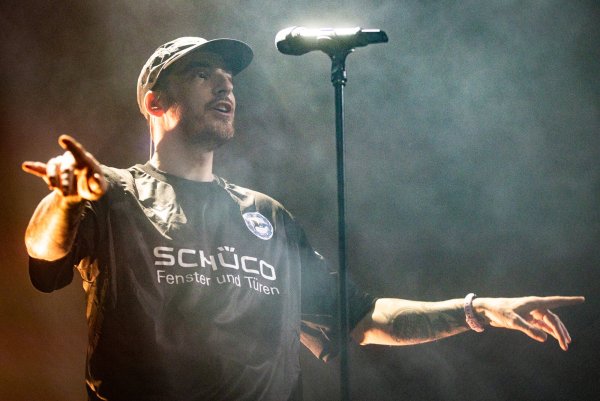 Der Rapper Casper beim Zurück-zuhause-Festival im Lokschuppen. Sein nächstes Konzert in Bielefeld soll etwas ganz Besonderes werden. - © Mike-Dennis Müller / www.mdm.photo