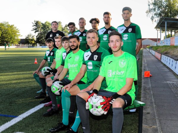Oerlinghausens Trainer Miron Tadic (hinten, stehend) präsentiert seine Neuzugänge (stehend von links) Berke Sirin, Louis Keeb, Enes Ceylan, Barbaros Ulas und Emre Aydas sowie (vorne von links) Eray Celebi, Basti Dingerdissen, Tim Belcovski, Besart Dervishi, Yannik Manteas und Phil Pannhorst. - © Oliver König