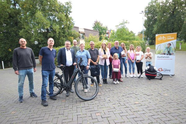 Dennis Hetmann (Mobilitätsmanager des Kreises Lippe,von links), Niels Homann (Gewinner des Pedelecs), Landrat Dr. Axel Lehmann, Christian Bange und Anna-Lena Mügge (Radverkehrsbeauftrage des Kreises Lippe), Karsten Krull, Christine Fricke, Tobias Hempelmann, Walter Reese mit Enkelin und Lehrerin Sandra Völkner mit Schülern der Gewinnerklasse der Realschule Aspe sowie das Maskottchen der
Europäischen Mobilitätswoche freuen sich über die Preisverleihung. - © Kreis Lippe