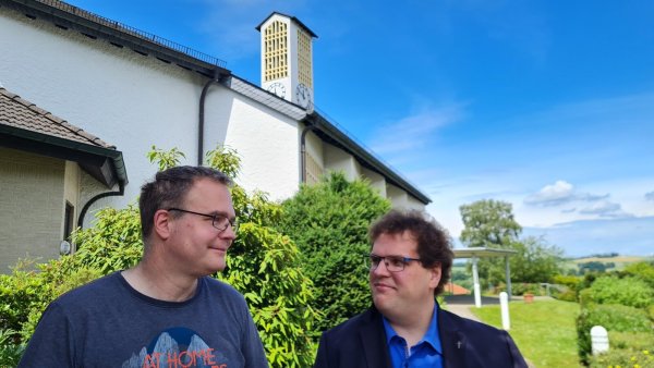 Ihre Kooperation wird bald vorbei sein: Pfarrer Ulrich Peuckert wird schon in wenigen Wochen Schieder wieder verlassen, sehr zum Bedauern von Kirchenvorstandschef Kai Pankoke (links). - © Marianne Schwarzer