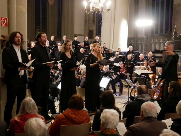 Kollektives Erlebnis: Der Gemeindegesang mischt sich beeindruckend mit den Solisten Moritz Kugler, Simon Jazz, Anna-Lucia Forck, Myriam Anna Dewald, den Choristen sowie dem Orchester und der Orgel unter Leitung von Kantor Volker Jänig (von links). - © Thomas Krügler