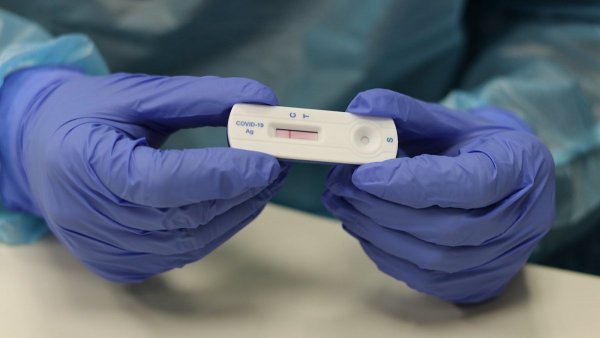 Lieferprobleme sollen die Ursache für die noch fehlenden Tests sein. - © David Knapp/dpa