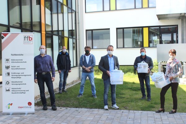 Die FFB-Werkstattlehrer (von rechts) Anatoli Giesbrecht, Daniel van’t Hull und Christian Drewes übergeben die Visiere an Martin Gerling ( Christian-Morgenstern-Schule), Andreas Schlathaus (Regenbogen-Schule) und Gudrun Laag (Astrid-Lindgren-Schule). - © Kreis Lippe