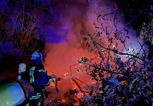 Eine Gartenhütte am Blomberger Weg stand in Flammen. - © Feuerwehr Lemgo