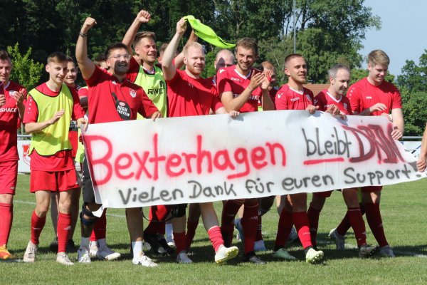 Der Dank des TuS Bexterhagen geht nach dem Klassenerhalt an die Fans. Foto: Oliver König - © Oliver König