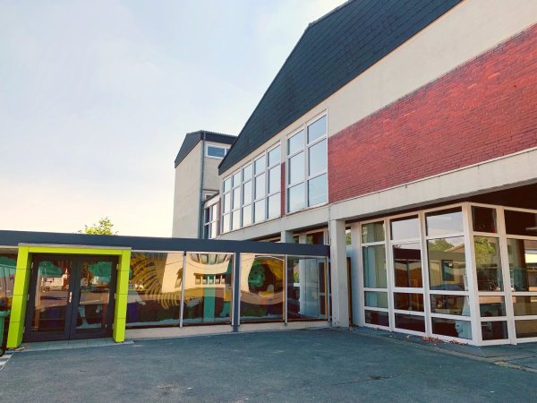 An der Grundschule In der Senne ist im vergangenen Jahr einiges verändert worden. De Sanitärräume wurden aus- und umgebaut und der Verbindungstrakt zu den Pausentoiletten umgebaut und verglast. - © Gemeinde Augustdorf