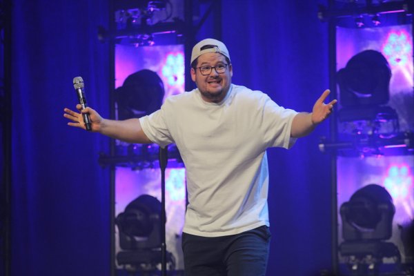 Comedian Chris Tall sorgte für viele Lacher in der ausverkauften Phoenix-Contact-Arena in Lemgo. - © Nadine Uphoff