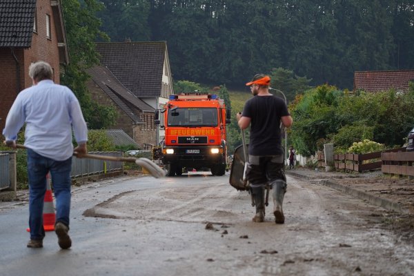 Die Alte Dorfstraße in Schwelentrup wird bei Starkregen immer wieder überschwemmt, wie hier im August 2022. Es gibt aber noch weit mehr Problemstellen, für die die Gemeinde gemeinsam mit einem Ingenieurbüro Gegenmaßnahmen erarbeitet. - © Archivfoto: Leon Stock/Freitag-TV