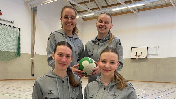 Die Vorfreude ist groß bei der TuS Helpup mit Bundesliga-Spielführerin Lena Kramer (oben links), Amelie Grünert von der Jugend (daneben) sowie Anna Horenburg (vorne links) und Marie Strunk von den Schülerinnen auf die Deutschen Meisterschaften in Hohenhausen. - © Sebastian Lucas