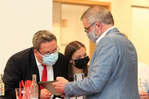 Landrat Dr. Axel Lehmann und Kreiswahlleiter Rainer Grabbe studieren die ersten Ergebnisse. - © Dirk Baldus
