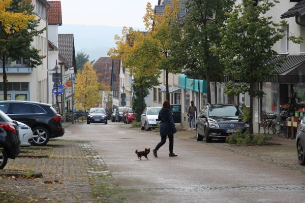 Die Mittelstraße prägten lange Zeit die Geschäfte in den Untergeschossen der Gebäude. Das ändert sich allerdings zunehmend. - © Jens Rademacher