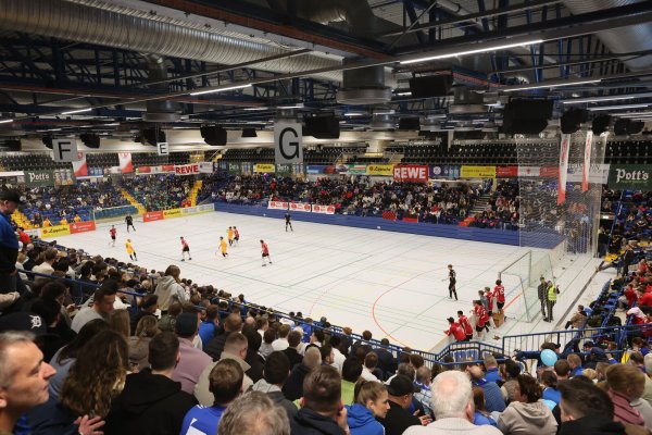 Ein Blick in den Handball-Tempel, in dem diesmal der Fußball die Hauptrolle spielte. - © Paul Cohen