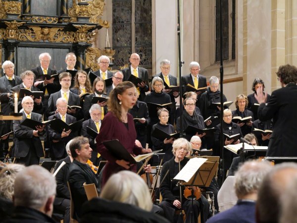 Stimmungsvolle Interpretation: Altistin Anna-Lucia Forck harmoniert bestens mit der Kantorei St. Nicolai und dem Telemann-Collegium Herford unter Leitung von Kantor Frank Schreiber. - © Thomas Krügler