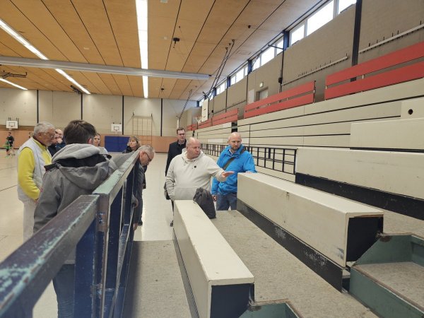 Die Mitglieder des Sportausschusses schauten sich einen Teil der Tribüneanlage vor der Sitzung an. Bürgermeister Matthias Kalkreuter (Dritter von rechts) stellte in den Raum, was eine Erneuerung geschätzt kosten würde - einen sechsstelligen Betrag. - © Astrid Sewing