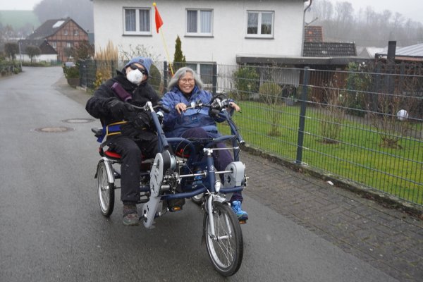 Für Wilhelm und Anna Bella Berns aus Lothe ist die Fahrt mit der Rikscha ein Gefühl von Freiheit. Regelmäßig machen sie Ausflüge nach Steinheim oder an den Schieder-See. Auf diese Weise ist das Paar, trotz Behinderung des Mannes, nicht an die eigenen vier Wände gebunden. - © Michaela Weiße(LZ)