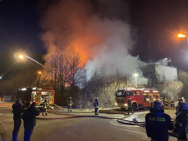 Als vor gut einem Jahr der holzverarbeitende Betrieb in Blomberg lichterloh brannte, gaben Feuerwehren aus der ganz Umgebung unter Einsatz ihres Lebens ihr Bestes. - © Freitag TV