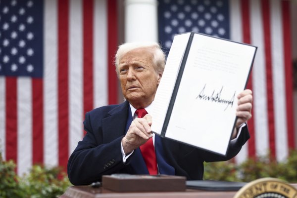 US-Präsident Donald Trump präsentiert seinen unterzeichneten Zoll-Beschluss. - © picture alliance / Newscom