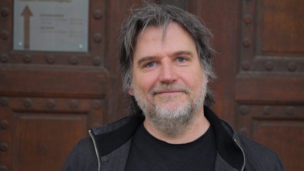 Geht mit einem lachenden und weindenden Auge. Schauspieldirektor Jan Steinbach verabschiedet sich am Ende der Spielzeit von seinem geliebten Landestheater. - © Thomas Krügler