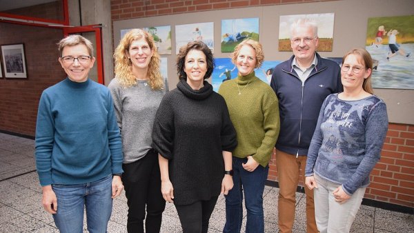 Katrin Tebben, Janine Dahlmann, Serap Debus, Silke Schmidt, Alfons Haselhorst und Heike Niemann (von links) bilden den Vorstand des Fördervereins des Niklas-Luhmann-Gymnasiums. Foto: Karin Prignitz - © Karin Prignitz