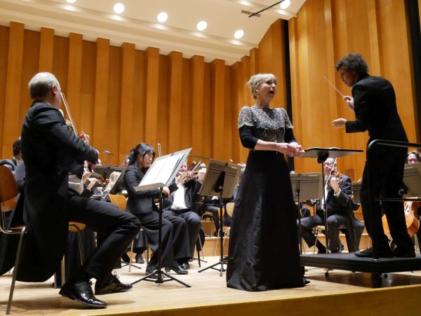 Sopranistin Claire Booth interpretierte die "Vier letzten Lieder" von Richard Strauss mit der NWD unter Leitung von Jonathon Heyward. - © Thomas Krügler