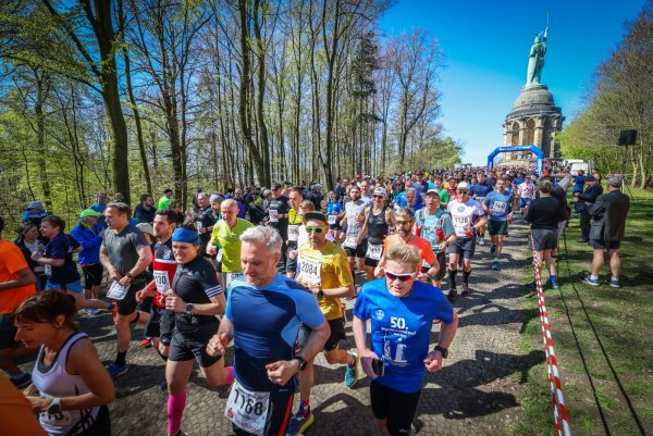 Am 27. April 2025 fällt der Startschuss zum 53. Hermannslauf. Ob bis dahin die Differenzen beim ausrichtenden Verein TSVE Bielefeld ausgeräumt sind, ist derzeit offen. - © Sarah Jonek