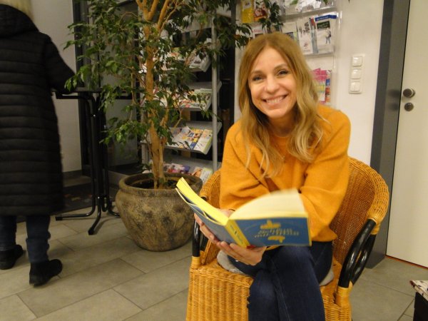 Die Autorin Tanja Mairhofer steckt mit ihrer Fröhlichkeit das Publikum bei ihren Lesungen an. - © Hajo Gärtner