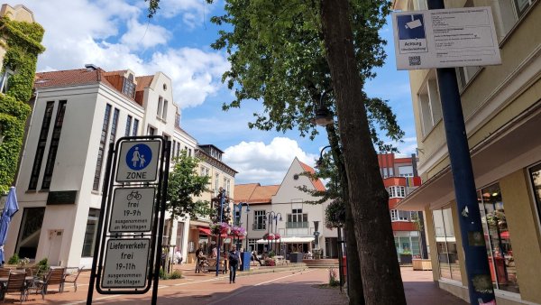 Die Regel ist klar: Von 9 bis 19 Uhr muss das Rad über den Marktplatz und im Bereich der Fußgängerzone in Lage geschoben werden. Freie Fahrt gibt es von 19 bis 9 Uhr - aber nicht an Markttagen. Das wird allerdings oft ignoriert. - © Astrid Sewing