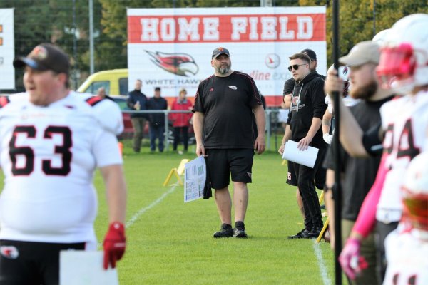 Das "Homefield" ist in Kachtenhausen Geschichte - zumindest beim Heimspieln. Auf die neue Spielstätte freut sich auch Cheftrainer Mike Schmieder. - © Oliver König