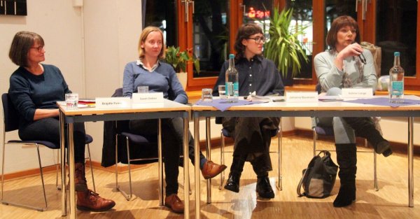 Im Gespräch: Brigitte Fenner, Sarah Döbler, Johanna Baumann, Sabine Lange (von links). - © Lippische Landeskirche