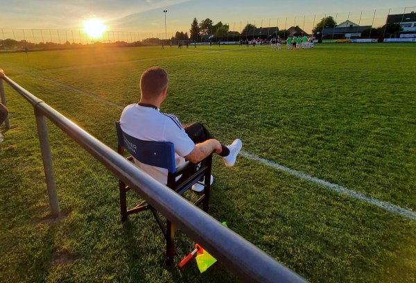 Hagens Trainer Christopher Andrè nimmt in der Abendsonne direkt am Spielfeldrand Platz. Sein Team unterlag im Pokal dem TSV Horn mit 2:4. - © Oliver König