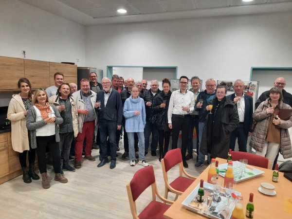 Auf Einladung von Bürgermeister Frank Meier (Dritter von rechts) wurde im Anschluss an die Ratssitzung gemeinsam angestoßen. - © Lorraine Brinkmann